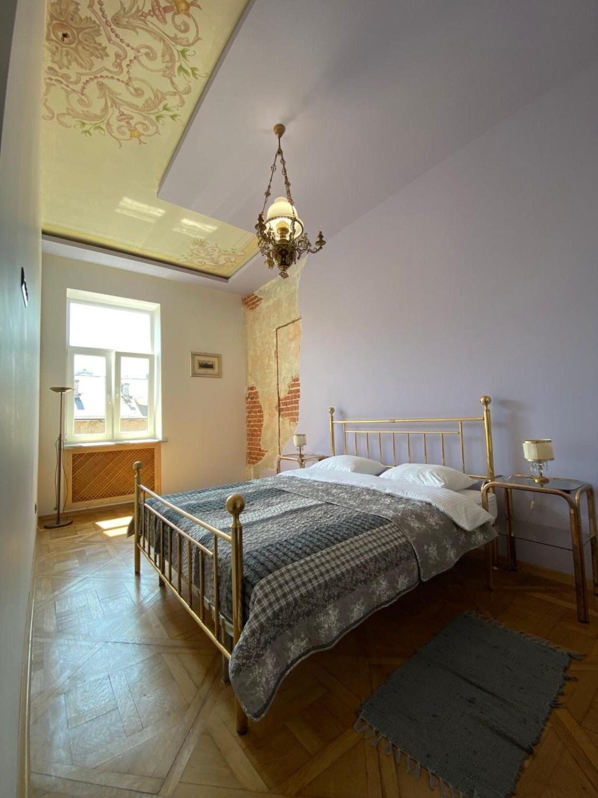 3 Bedrooms Apartment On Nasypna 3 Lviv Exterior photo