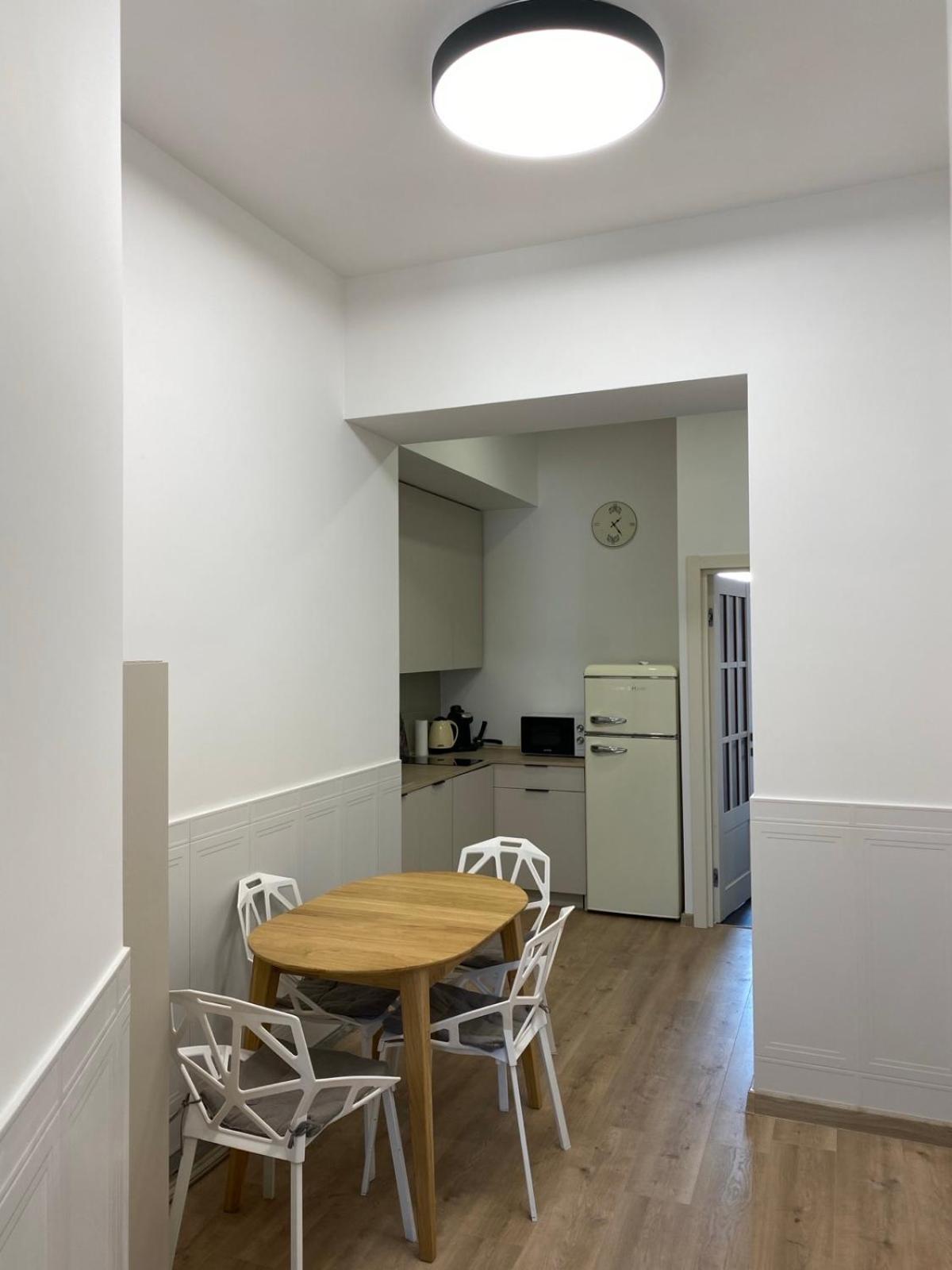 3 Bedrooms Apartment On Nasypna 3 Lviv Exterior photo